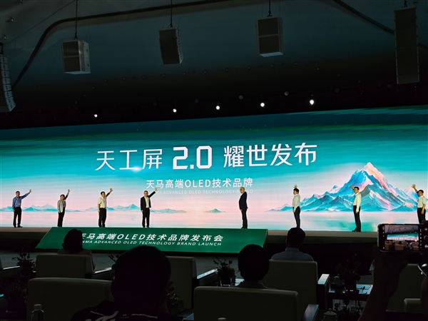 顺风车司机高速上双手松开方向盘削苹果、玩手机!平台:退50元车费
